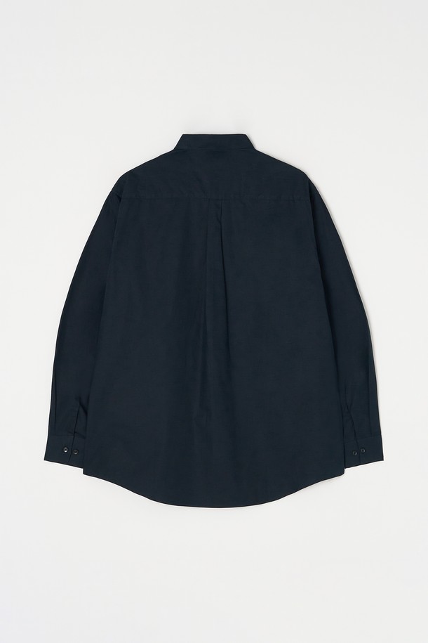 베이직 포플린 셔츠 5컬러는 남녀 모두 착용 가능한, 미니멀하고 베이직한 디자인의 긴소매 셔츠입니다. 부드러운 면 소재의 포플린으로 제작되어 봄, 여름, 가을에 시원하고 편안하게 착용할 수 있습니다. 레귤러핏에 차이나칼라, 버튼 여밈 방식으로 클래식하고 깔끔한 스타일을 연출합니다. 출근룩이나 비즈니스 캐주얼에 활용하기 좋으며, 블랙, 화이트, 네이비, 베이지, 블루 5가지 다채로운 컬러로 출시되었습니다. 유행을 타지 않는 디자인으로, 어떤 옷에도 쉽게 매치하여 미니멀한 스타일을 완성해보세요.
