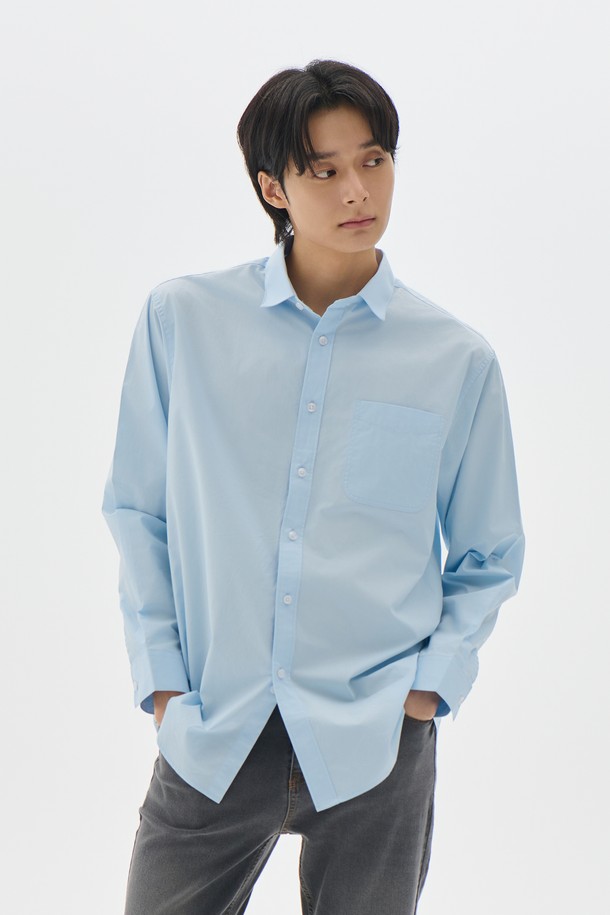 베이직 포플린 셔츠 5컬러, 스카이블루 색상의 깔끔한 디자인으로 출근룩과 비즈니스 캐주얼에 적합합니다. 봄, 여름, 가을, 세 계절 모두 활용 가능한 레귤러 핏의 긴소매 셔츠입니다. 면과 폴리에스테르 혼방 소재의 포플린 원단으로 제작되어 부드러운 촉감을 선사합니다. 베이직하고 캐주얼한 스타일로, 미니멀, 클래식한 룩을 연출하기 좋습니다. 차이나칼라 디자인과 무지 패턴이 특징이며, 얇은 두께감으로 편안하게 착용할 수 있습니다.
