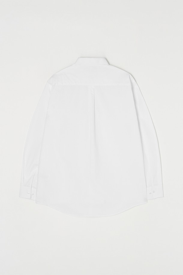 베이직 포플린 셔츠 5컬러는 남녀 모두 착용 가능한 미니멀 스타일의 셔츠입니다. 부드러운 면 소재의 레귤러핏으로 제작되었으며, 차이나칼라와 긴 소매 기장이 특징입니다. 봄, 여름, 가을 시즌에 활용하기 좋으며, 얇은 두께감으로 편안한 착용감을 선사합니다. 출근룩, 비즈니스 캐주얼, 데이트룩 등 다양한 TPO에 맞춰 미니멀, 클래식, 캐주얼 스타일로 연출할 수 있습니다. 화이트 컬러의 무지 디자인으로 어떤 옷에도 쉽게 매치하여 톤온톤, 포인트 코디가 가능합니다.
