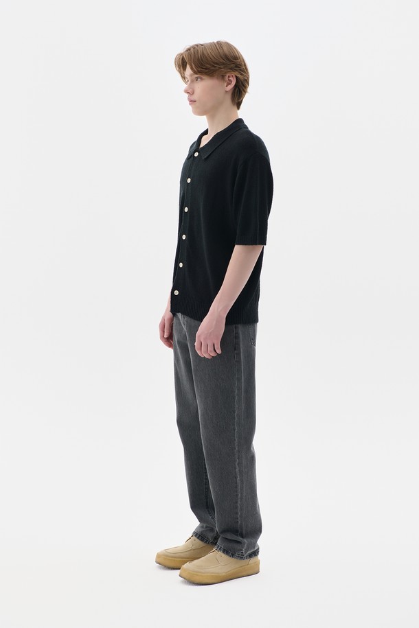 **스트레이트 데님 팬츠 5컬러**는 베이직하면서 캐주얼한 스타일의 데님 팬츠입니다. 봄, 여름, 가을 계절에 적합하며, 일상복으로 활용하기 좋습니다. 블랙, 그레이, 화이트, 블루, 네이비 5가지 컬러로 출시되어 다양한 코디에 활용할 수 있습니다. 뻣뻣한 촉감의 데님 소재로 제작되었으며, 레귤러 핏과 스트레이트 바지 핏으로 편안하게 착용 가능합니다. 출근룩, 데이트룩 등 다양한 TPO에 캐주얼, 미니멀, 클래식 스타일로 연출해 보세요.
