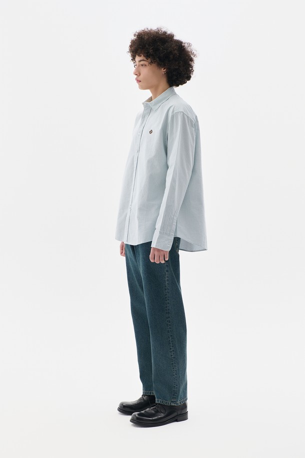 다섯 가지 컬러로 출시된 스트레이트 데님 팬츠입니다. 봄, 여름, 가을 세 계절 모두 활용 가능한 레귤러핏의 긴 기장 데님 팬츠로, 베이직하고 캐주얼한 스타일을 연출하기 좋습니다. 뻣뻣한 촉감의 데님 소재로 제작되었으며, 무지 디자인이 특징입니다. 출근룩과 데이트룩에 모두 잘 어울리는 기본 아이템으로, 다양한 상의와 매치하여 미니멀, 캐주얼, 클래식 스타일을 완성해 보세요.
