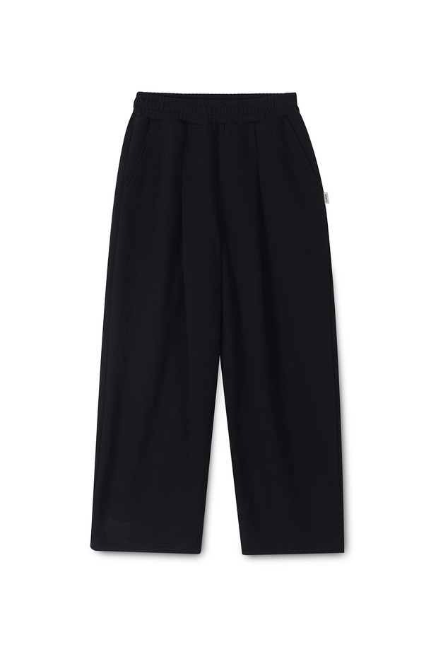 부드러운 기모 안감으로 포근함을 더한 베이직 원턱 기모 스웨트 와이드 팬츠입니다. 넉넉한 루즈핏과 와이드한 디자인으로 편안한 착용감을 선사하며, 일상 속 캐주얼룩은 물론 집콕룩, 산책룩으로도 활용하기 좋습니다. 가을, 겨울 시즌에 어울리는 두꺼운 두께감으로 따뜻하게 입을 수 있으며, 무지 디자인으로 미니멀한 스타일을 연출합니다. 허리 밴딩 처리와 원턱 디테일로 활동성을 높였습니다. 블랙 컬러로 어떤 상의와도 쉽게 매치할 수 있어 활용도가 높습니다.
