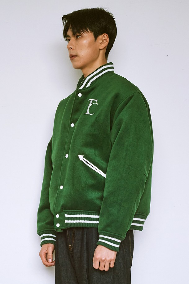 캠브리지 어센틱 바시티 재킷은 남녀 모두 착용 가능한 아우터입니다. 캐주얼, 클래식 스타일을 아우르며, 봄, 가을에 어울리는 두꺼운 울 소재로 제작되었습니다. 레귤러핏에 레귤러 기장으로 편안한 착용감을 선사하며, 스냅 버튼 여밈 방식과 소매의 긴 기장이 특징입니다. 그린 컬러의 무지 디자인으로, 데이트룩과 모임룩, 미니멀한 스타일 연출에 적합합니다.
