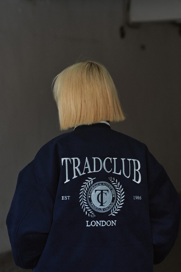 캠브리지 어센틱 바시티 재킷은 캐주얼, 스포티, 클래식 스타일을 아우르는 공용 아우터입니다. 톤 다운된 네이비 컬러에 로고 패턴이 돋보이며, 봄, 가을 시즌에 적합합니다. 두꺼운 울 소재로 제작되어 보온성을 높였으며, 긴 소매와 레귤러 기장으로 편안한 착용감을 선사합니다. 리브 디테일과 화이트 스트라이프 배색이 스포티한 무드를 더하며, 스냅 버튼 여밈 방식으로 간편하게 착용할 수 있습니다. 출근룩과 모임룩 등 다양한 TPO에 활용 가능합니다.
