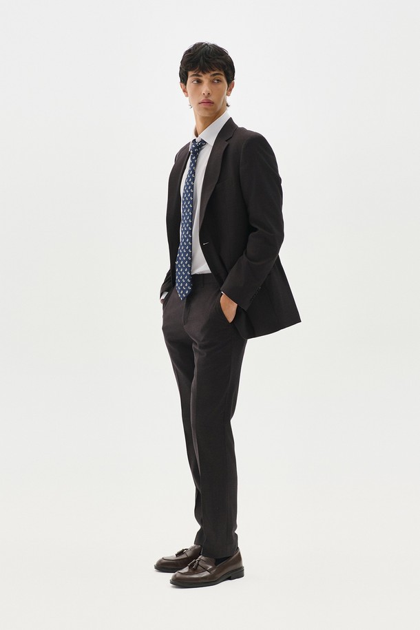 [빅사이즈] 캔터베리 프리미엄 레귤러 셋업 수트는 남성 고객을 위한 포멀하고 클래식한 스타일의 정장 수트입니다. 블랙, 네이비, 그레이 3가지 색상으로 출시되어, 오피스룩, 비즈니스 캐주얼, 출근룩 등 다양한 TPO에 활용 가능합니다. 폴리에스테르와 울 혼방 소재로 제작되어 부드러운 촉감과 보통 두께감으로 봄, 가을, 겨울 시즌에 착용하기 좋습니다. 레귤러핏에 싱글 버튼 여밈 방식, 무지 디자인으로 미니멀하고 시크한 매력을 더했으며, 넉넉한 빅사이즈로 편안한 착용감을 제공합니다.
