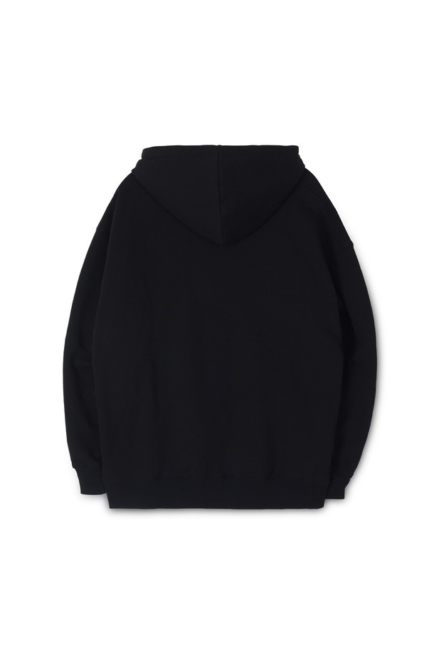 베이직 기모 스웨트 오버 후드티는 부드러운 촉감의 기모 안감으로 제작되어 가을, 겨울철 따뜻하게 착용할 수 있는 후드티입니다. 넉넉한 오버핏 디자인으로 편안한 착용감을 선사하며, 무지 디자인으로 다양한 스타일 연출이 용이합니다. 일상복은 물론, 집콕룩이나 산책룩으로 활용하기 좋으며, 캐주얼, 미니멀, 클래식 등 폭넓은 스타일을 소화합니다. 긴소매와 두꺼운 두께감으로 보온성을 높였으며, 스웨트 소재로 제작되어 활동성이 뛰어납니다. 블랙 색상으로 어떤 옷에도 쉽게 매치할 수 있어 활용도가 높습니다.
