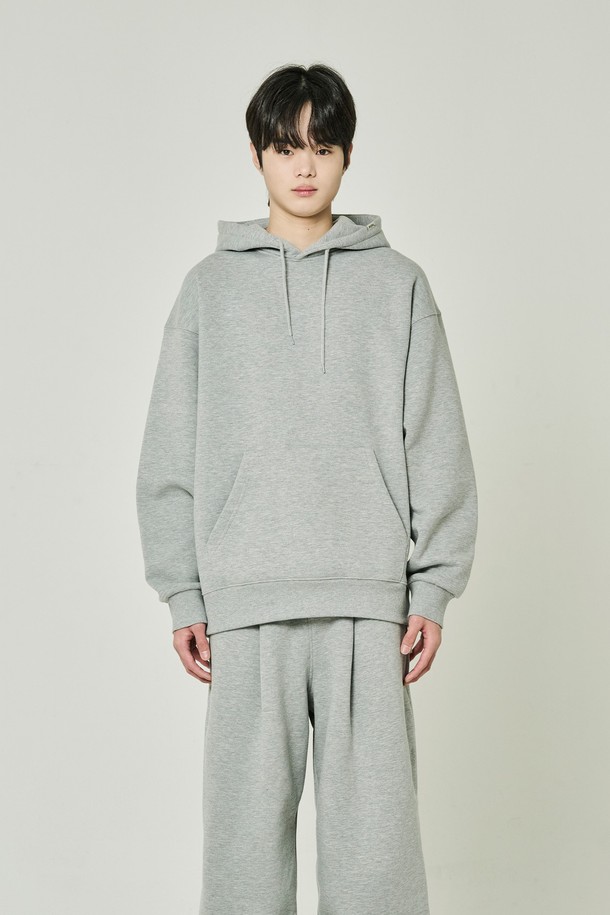 부드러운 기모 안감으로 따뜻함을 더한 베이직 기모 스웨트 오버 후드티입니다. 넉넉한 오버핏으로 편안한 착용감을 선사하며, 캐주얼하고 미니멀한 스타일을 연출합니다. 데일리룩, 집콕룩, 산책룩 등 다양한 TPO에 활용하기 좋습니다. 무지 디자인에 그레이 컬러로 어떤 스타일에도 쉽게 매치할 수 있으며, 긴 소매와 후드 디자인으로 보온성을 높였습니다. 포켓 디테일로 실용성까지 갖춘 가을, 겨울 필수템입니다.
