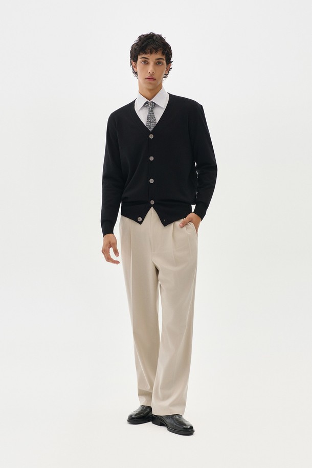 트래드클럽 베이직 가디건은 봄, 가을에 어울리는 남녀 공용 의류입니다. 부드러운 울과 아크릴 혼방 소재로 제작되어 편안한 촉감을 제공하며, 레귤러 핏과 V넥 디자인으로 어떤 스타일에도 잘 어울립니다. 블랙 컬러의 무지 패턴에 긴 소매 기장, 버튼 여밈 방식으로 클래식하고 미니멀한 분위기를 연출합니다. 출근룩과 비즈니스 캐주얼에 활용하기 좋으며, 베이직한 디자인으로 기본 가디건으로 활용하기 좋습니다.
