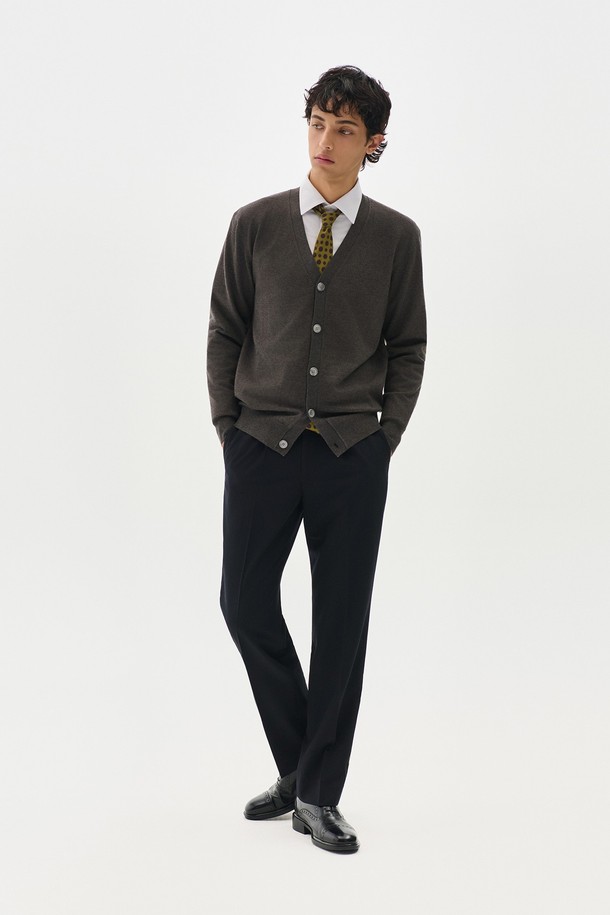 트래드클럽 베이직 가디건은 여성 고객을 위한 데일리 니트 가디건입니다. 부드러운 촉감의 니트 소재로 제작되었으며, 봄, 가을에 착용하기 좋은 얇은 두께감입니다. 레귤러핏에 V넥 디자인, 긴 소매, 무지 패턴의 블랙 컬러로, 클래식하고 미니멀한 스타일을 연출합니다. 싱글 버튼 여밈 방식이며, 출근룩, 오피스룩, 데이트룩 등 다양한 TPO에 활용 가능합니다.
