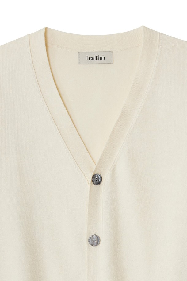 트래드클럽 베이직 가디건은 여성 고객을 위한 베이직하고 클래식한 디자인의 니트 가디건입니다. 아이보리와 화이트 두 가지 색상으로 출시되어 다양한 코디에 활용하기 용이합니다. 봄, 가을 간절기에 적합하며, 부드러운 촉감의 니트 소재로 제작되어 편안하게 착용할 수 있습니다. 레귤러핏에 크롭 기장으로, 데이트룩과 미니멀한 스타일을 연출하기 좋습니다. 브이넥 라인과 버튼 여밈 방식, 긴 소매 디자인으로 단정하고 세련된 느낌을 더했습니다.
