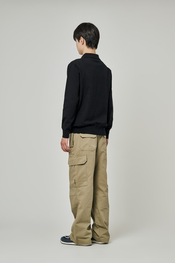 트래드클럽 베이직 폴로 니트는 부드러운 촉감의 니트 소재로 제작되어 봄, 가을에 착용하기 좋은 긴소매 폴로넥 디자인입니다. 레귤러핏으로 제작되어 편안한 착용감을 선사하며, 무지 디자인과 블랙 컬러는 베이직하면서도 클래식한 스타일을 연출합니다. 출근룩, 비즈니스 캐주얼, 모임룩 등 다양한 TPO에 활용 가능하며, 클래식, 미니멀, 캐주얼 스타일을 즐기는 분들께 추천합니다. 중간 두께감으로 간절기에 유용하게 활용할 수 있습니다.
