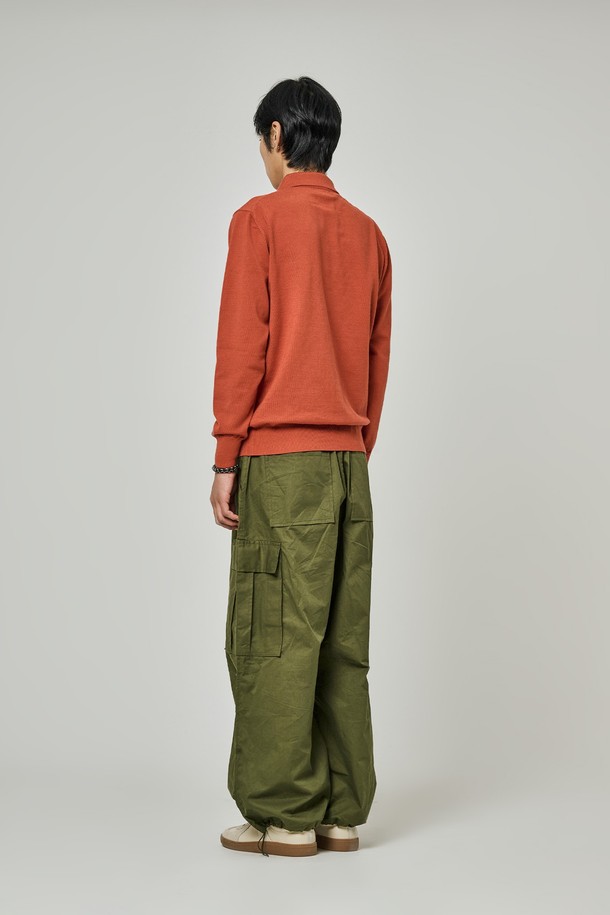 트래드클럽 베이직 폴로 니트는 부드러운 촉감의 니트 소재로 제작되어 봄, 가을에 착용하기 좋습니다. 레귤러 핏과 긴 소매 기장으로 편안함을 강조했으며, 폴로넥 디자인이 클래식하면서도 세련된 분위기를 연출합니다. 무지 패턴의 브라운 컬러는 다양한 스타일과 매치하기 용이하며, 비즈니스 캐주얼 및 출근룩에 적합합니다. 미니멀하고 베이직한 스타일을 선호하는 분들께 추천합니다.
