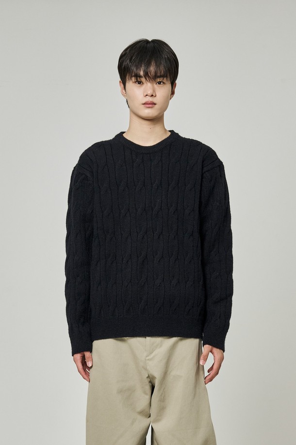 트래드클럽 케이블 니트는 남성용 상의로, 가을과 겨울에 따뜻하게 입을 수 있는 두꺼운 울 소재의 니트웨어입니다. 클래식하고 베이직한 스타일의 라운드넥 디자인이며, 레귤러핏으로 제작되어 편안한 착용감을 선사합니다. 케이블 패턴이 돋보이는 블랙 컬러의 긴소매 니트로, 출근룩이나 데이트룩과 같은 일상적인 TPO에 활용하기 좋습니다. 미니멀, 캐주얼 룩에도 잘 어울려 다양한 스타일을 연출할 수 있습니다. 부드러운 촉감과 겨울용 니트 특유의 포근함으로, 추운 날씨에도 따뜻하고 스타일리시하게 연출해 보세요.
