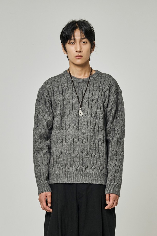 트래드클럽 케이블 니트는 남성용 상의로, 가을과 겨울에 따뜻하게 입을 수 있는 두꺼운 울 소재의 라운드넥 니트입니다. 클래식하고 베이직한 스타일의 레귤러핏으로, 일상생활은 물론 출근룩과 데이트룩에도 잘 어울립니다. 그레이 색상의 케이블 무늬가 돋보이며, 긴 소매 기장으로 디자인되었습니다. 부드러운 촉감이 특징이며, 미니멀, 캐주얼 스타일을 선호하는 분들께 추천합니다.
