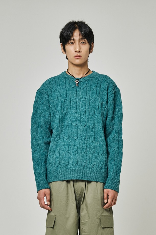 트래드클럽 케이블 니트는 여성스러운 무드를 연출하는 클래식하고 베이직한 디자인의 상의입니다. 부드러운 니트 소재로 제작되어 가을과 겨울에 따뜻하게 착용할 수 있으며, 라운드넥과 긴소매, 크롭 기장으로 세련된 핏을 선사합니다. 그린과 청록색 두 가지 컬러로 출시되어 데이트룩, 모임룩 등 다양한 TPO에 활용 가능합니다. 특히 퍼프소매와 케이블 패턴이 돋보여 미니멀하면서도 캐주얼한 스타일을 완성합니다. 레귤러핏으로 편안하게 착용할 수 있으며, 부드러운 촉감이 특징입니다.
