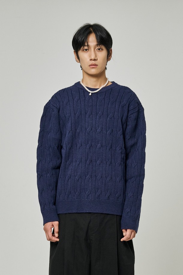 트래드클럽 케이블 니트는 여성용 상의로, 가을과 겨울에 따뜻하게 착용하기 좋은 아이템입니다. 네이비 컬러의 레귤러핏으로, 라운드넥과 긴 소매 디자인이 특징입니다. 두꺼운 울 소재로 제작되어 부드러운 촉감을 선사하며, 케이블 니트 짜임이 돋보여 클래식하고 베이직한 스타일을 연출합니다. 크롭 기장으로 세련된 핏을 강조하여 미니멀한 스타일을 완성할 수 있습니다.
