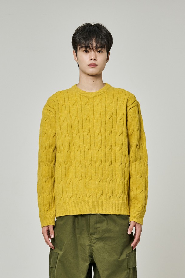 트래드클럽 케이블 니트는 여성용 상의 니트/스웨터입니다. 옐로우와 머스타드 두 가지 색상으로 제공되며, 가을, 겨울에 착용하기 좋습니다. 울 소재의 레귤러 핏 크롭 기장으로, 라운드넥과 긴소매 디자인이 특징입니다. 클래식하고 베이직한 스타일의 케이블 무늬가 돋보이는 부드러운 촉감의 두꺼운 니트입니다.
