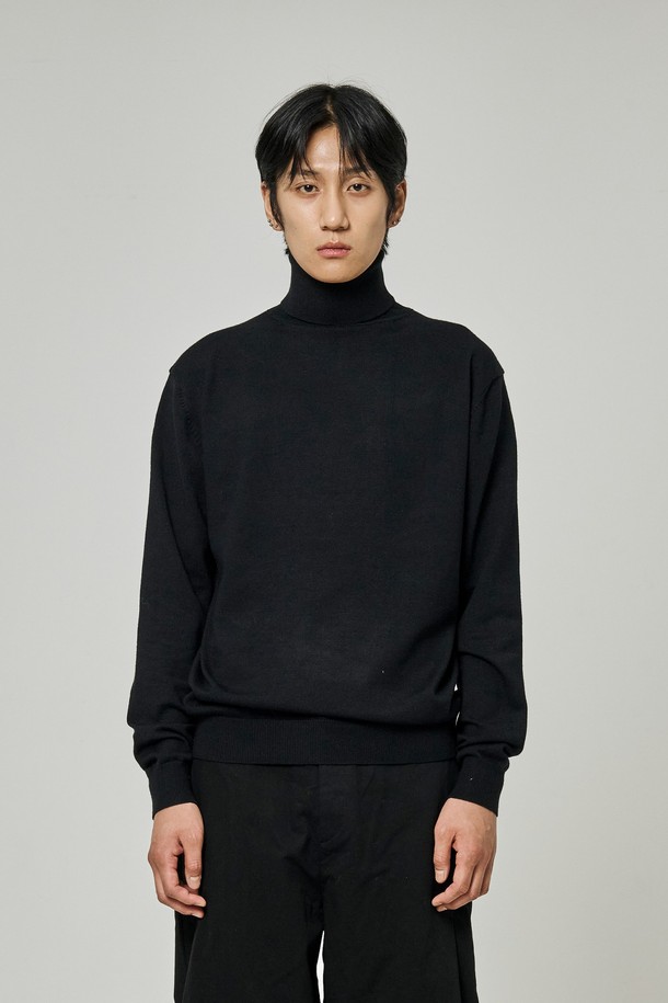 트래드클럽 베이직 폴라넥 니트는 가을, 겨울 시즌에 어울리는 공용 니트입니다. 부드러운 촉감의 니트 소재로 제작되었으며, 두꺼운 두께감으로 따뜻하게 착용할 수 있습니다. 레귤러핏에 긴 소매, 터틀넥 디자인으로 클래식하고 미니멀한 스타일을 연출합니다. 출근룩과 모임룩에 활용하기 좋으며, 무지 디자인의 블랙 컬러로 다양한 스타일에 매치하기 용이합니다.
