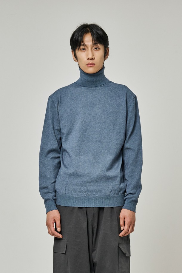 트래드클럽 베이직 폴라넥 니트는 가을, 겨울 시즌에 어울리는 공용 제품입니다. 울과 아크릴 혼방 소재로 제작되어 부드러운 촉감을 선사하며, 두꺼운 두께감으로 따뜻하게 착용할 수 있습니다. 베이직하고 클래식한 디자인에 레귤러핏으로 제작되어 출근룩뿐만 아니라 다양한 스타일에 활용하기 좋습니다. 시원한 블루 컬러와 무지 패턴으로 미니멀하고 세련된 분위기를 연출합니다. 긴 소매와 터틀넥 디자인이 특징이며, 데일리 니트로 활용하기 좋습니다.
