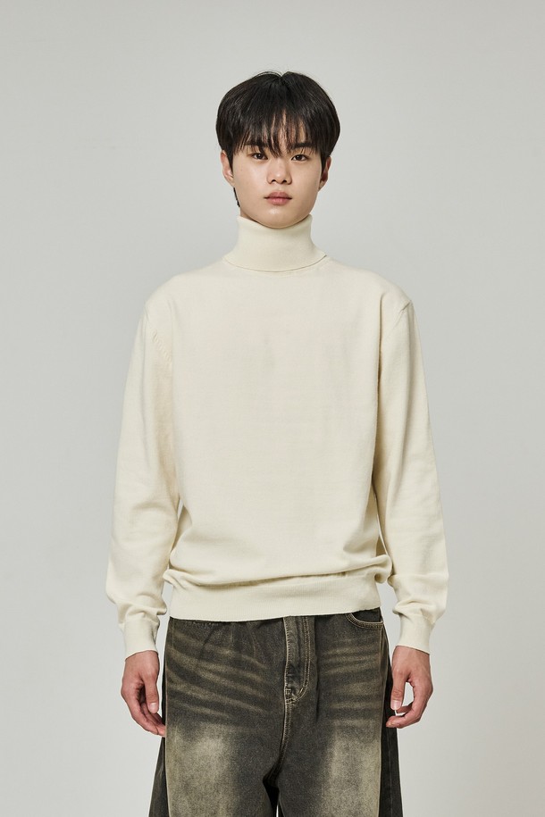 트래드클럽 베이직 폴라넥 니트는 가을과 겨울, 일상 및 출근룩, 모임룩에 모두 어울리는 공용 니트입니다. 아이보리, 화이트 두 가지 색상으로 출시되었으며, 부드러운 촉감의 울과 아크릴 혼방 소재로 제작되어 따뜻함을 선사합니다. 레귤러핏에 두꺼운 두께감, 긴 소매 기장으로 보온성을 높였으며, 베이직하고 클래식한 디자인으로 어떤 스타일에도 매치하기 용이합니다. 미니멀, 캐주얼 스타일을 선호하는 고객에게 추천합니다.
