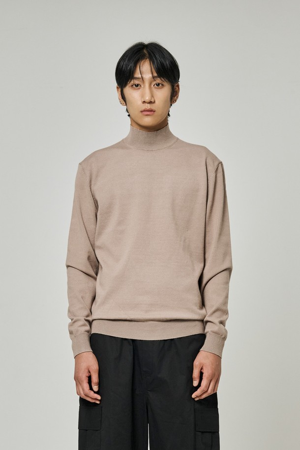 트래드클럽 베이직 하프 폴라넥 니트는 부드러운 울 소재로 제작되어 가을과 겨울에 따뜻하게 착용할 수 있는 남녀 공용 니트입니다. 베이직하고 클래식한 디자인으로 출근룩, 모임룩 등 다양한 TPO에 활용 가능하며, 미니멀, 캐주얼 스타일을 연출하기 좋습니다. 하프 폴라넥 스타일과 레귤러핏, 긴소매 기장으로 편안한 착용감을 선사하며, 무지 디자인과 베이지 컬러가 세련된 분위기를 더합니다. 두께감 있는 소재로 제작되어 보온성을 높였으며, 부드러운 촉감으로 피부에 닿는 느낌이 좋습니다.
