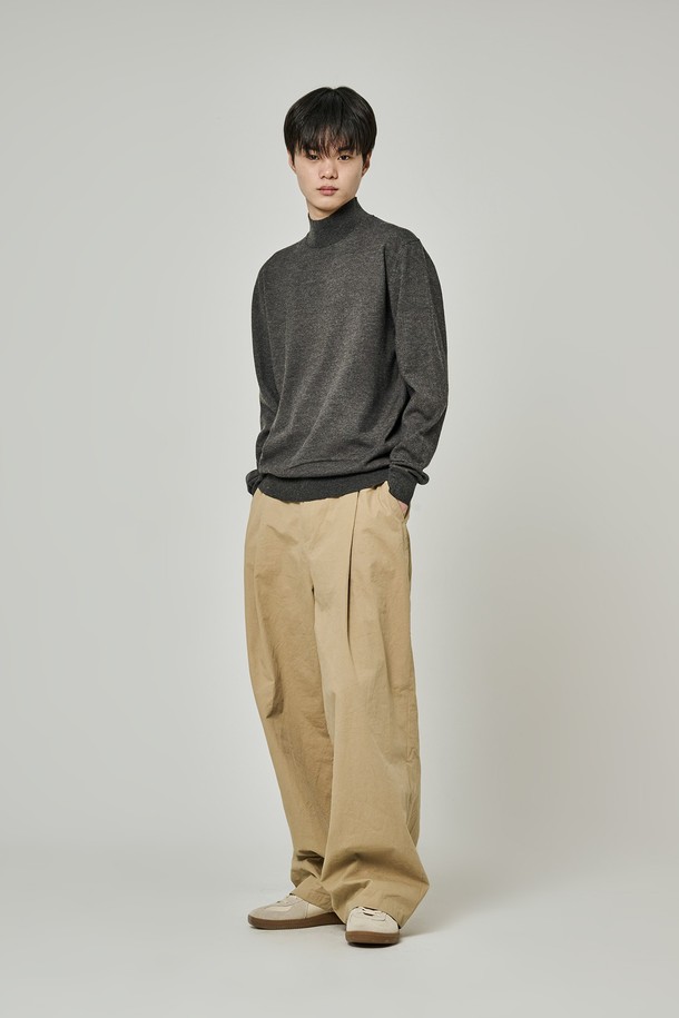 트래드클럽 베이직 하프 폴라넥 니트는 가을, 겨울 시즌을 위한 공용 니트/스웨터입니다. 부드러운 울과 아크릴 혼방 소재로 제작되어 포근한 착용감을 선사하며, 레귤러핏과 레귤러 기장으로 편안하게 착용 가능합니다. 베이직하고 클래식한 디자인에 하프 폴라넥 스타일이 더해져 세련된 느낌을 줍니다. 무지 패턴의 그레이 컬러로 다양한 출근룩과 모임룩, 클래식, 미니멀, 캐주얼 스타일 모두 소화 가능합니다.
