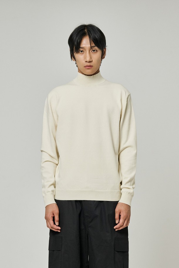 트래드클럽 베이직 하프 폴라넥 니트는 가을, 겨울 시즌에 어울리는 상의입니다. 아이보리, 화이트 두 가지 색상으로 출시되었으며, 부드러운 니트 소재로 제작되어 편안한 착용감을 선사합니다. 레귤러핏으로 제작되어 베이직하고 클래식한 스타일을 연출하며, 하프넥과 폴라넥 디자인으로 보온성을 높였습니다. 무지 디자인에 긴소매로, 미니멀하고 세련된 룩을 완성할 수 있습니다.
