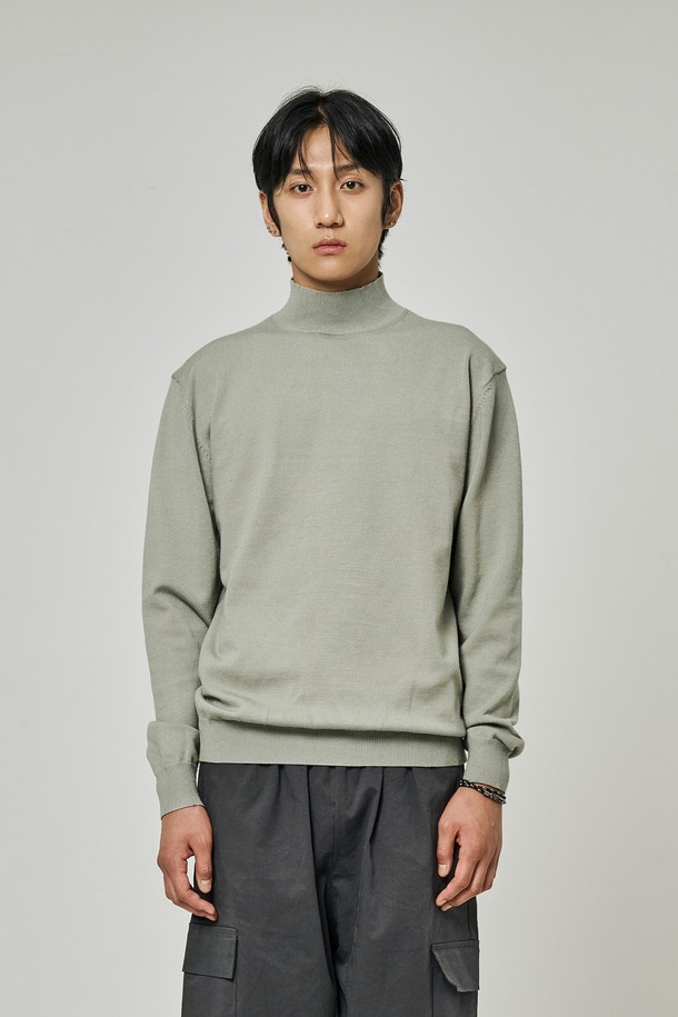 트래드클럽 베이직 하프 폴라넥 니트는 가을, 겨울 시즌에 어울리는 공용 니트/스웨터입니다. 중간 두께의 레귤러핏으로, 부드러운 촉감이 특징이며 일상 및 출근룩, 모임룩에 활용하기 좋습니다. 베이직 스타일의 무지 패턴에 하프넥 디자인으로 클래식, 미니멀, 캐주얼 룩을 연출할 수 있습니다. 민트 컬러의 긴소매 니트로 다양한 코디에 활용하여 세련된 스타일을 완성해 보세요.
