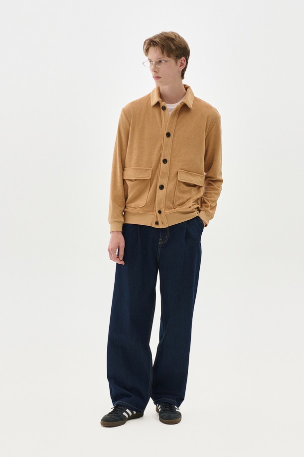 부드러운 촉감의 울(Wool) 소재와 니트(Knit) 짜임으로 포근함을 더한 여성 부클 포켓 가디건입니다. 베이직하고 캐주얼한 스타일로, 가을과 겨울에 따뜻하게 착용하기 좋습니다. 라운드넥 디자인에 레귤러핏으로 편안하게 착용 가능하며, 크롭 기장으로 다리가 길어 보이는 효과를 줍니다. 넉넉한 포켓 디테일과 부클 원단이 돋보이는 디자인으로 데이트룩, 모임룩, 캐주얼, 클래식, 미니멀 등 다양한 스타일 연출에 활용할 수 있습니다. 베이지 색상으로 어떤 옷에도 쉽게 매치하여 따뜻하고 부드러운 분위기를 연출할 수 있습니다.
