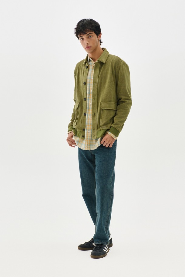 부드러운 부클 소재로 제작되어 포근한 착용감을 선사하는 여성용 부클 포켓 가디건입니다. 카키와 올리브 두 가지 색상으로 출시되어 데이트룩, 모임룩 등 다양한 TPO에 활용 가능하며, 캐주얼 및 미니멀 스타일을 즐겨 입는 분들께 추천합니다. 라운드넥 디자인에 긴 소매 기장, 크롭 기장으로 세련된 핏을 연출하며, 두꺼운 두께감으로 가을, 겨울 시즌 따뜻하게 입을 수 있습니다. 무지 디자인과 포켓 디테일이 더해져 베이직하면서도 실용적인 매력을 더합니다.
