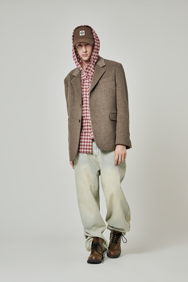 런던 솔리드 울 오버 블레이저는 클래식하고 베이직한 스타일을 추구하는 여성 고객을 위한 아우터입니다. 브라운 컬러의 울 소재로 제작되었으며, 가을과 겨울에 따뜻하게 착용할 수 있습니다. 오버핏 디자인에 싱글 버튼 여밈 방식, 테일러드 코트 타입으로 시크한 분위기를 연출합니다. 숄더 패드와 포켓 디테일이 있으며, 일상, 오피스룩, 비즈니스 캐주얼, 모임룩 등 다양한 TPO에 활용 가능합니다. 미니멀하고 클래식한 스타일을 선호하는 고객에게 적합합니다.
