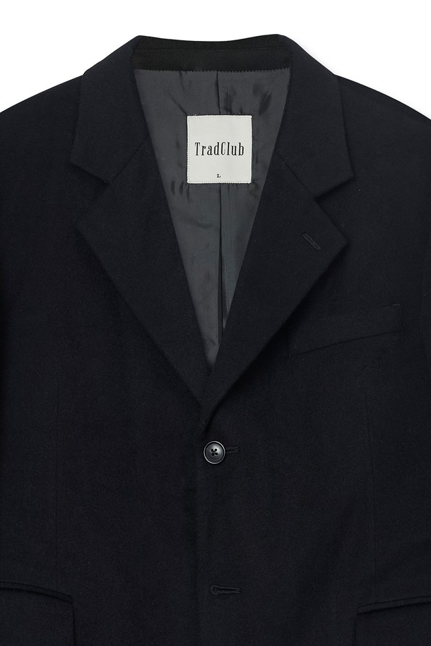 런던 솔리드 울 오버 블레이저는 남성용 아우터로, 가을과 겨울에 착용하기 좋습니다. 블랙 컬러의 무지 디자인으로 클래식하고 미니멀한 스타일을 연출하며, 오버핏으로 편안한 착용감을 제공합니다. 싱글 버튼 여밈 방식과 레귤러 기장의 블레이저로, 울 소재 특유의 두꺼운 두께감이 특징입니다. 오피스룩, 비즈니스 캐주얼, 모임룩 등 다양한 TPO에 시크하게 매치할 수 있습니다. 긴 소매 기장의 솔리드 디자인으로 세련된 분위기를 더합니다.
