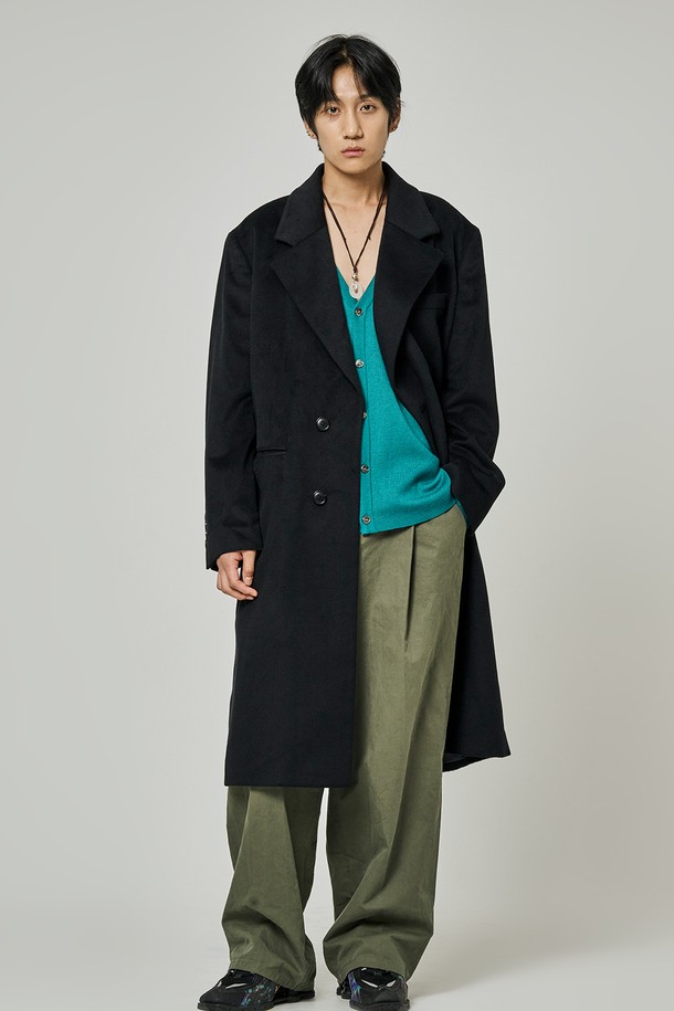 세련된 스타일을 완성하는 남성용 스탠다드 싱글 울 코트입니다. 가을과 겨울, 두 계절에 걸쳐 활용 가능한 두꺼운 울 소재로 제작되어 따뜻하고 포근한 착용감을 선사합니다. 클래식과 미니멀 무드를 동시에 느낄 수 있는 디자인으로, 출근룩, 오피스룩, 모임룩 등 다양한 TPO에 활용하기 좋습니다. 레귤러핏에 싱글 버튼 여밈, 노치드 라펠 디테일이 돋보이며, 무지 블랙 컬러로 어떤 의상에도 쉽게 매치할 수 있습니다. 롱 기장의 긴소매 디자인으로 시크한 매력을 더합니다.
