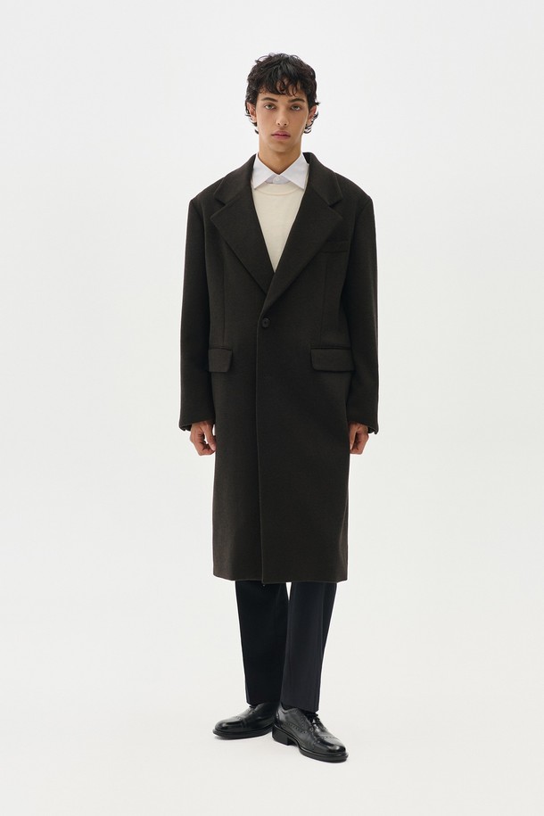 세련된 스타일을 완성하는 스탠다드 싱글 울 코트입니다. 블랙 컬러의 롱 기장, 레귤러 핏으로 베이직하면서도 클래식한 매력을 선사합니다. 울 소재 특유의 고급스러운 분위기와 두꺼운 두께감으로 가을, 겨울 시즌 따뜻하게 착용할 수 있습니다. 싱글 버튼 여밈 방식과 긴 소매 디자인으로 깔끔하고 미니멀한 스타일을 연출하며, 출근룩, 오피스룩, 모임룩 등 다양한 TPO에 활용 가능합니다. 무지 패턴의 클래식한 디자인은 어떤 옷에도 잘 어울려 활용도가 높습니다.
