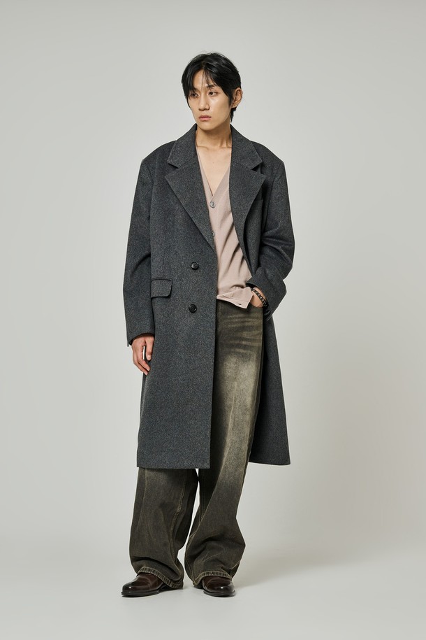 차콜 그레이 컬러의 남성용 스탠다드 싱글 울 코트입니다. 가을과 겨울에 어울리는 두꺼운 두께감의 울 소재로 제작되어 보온성을 높였습니다. 미니멀하고 클래식한 스타일로, 레귤러핏과 노치드 라펠 디테일이 특징입니다. 싱글 버튼 여밈 방식과 긴 소매 기장으로, 출근룩, 비즈니스 캐주얼, 모임룩 등 다양한 TPO에 활용 가능합니다. 클래식, 미니멀, 시크한 스타일을 연출하기에 적합합니다.

