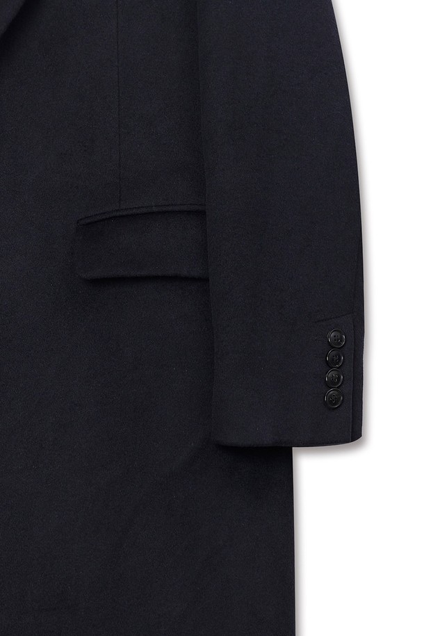 세련된 남성 스타일을 완성하는 스탠다드 싱글 울 코트입니다. 네이비 컬러의 무지 디자인으로, 클래식하고 미니멀한 스타일을 연출합니다. 가을과 겨울, 두 계절에 걸쳐 활용 가능하며, 두꺼운 울 소재로 제작되어 따뜻함과 고급스러운 착용감을 선사합니다. 레귤러 핏과 싱글 버튼 여밈, 노치드 라펠 디테일이 특징이며, 출근룩, 비즈니스 캐주얼, 모임룩 등 다양한 TPO에 활용할 수 있습니다. 
