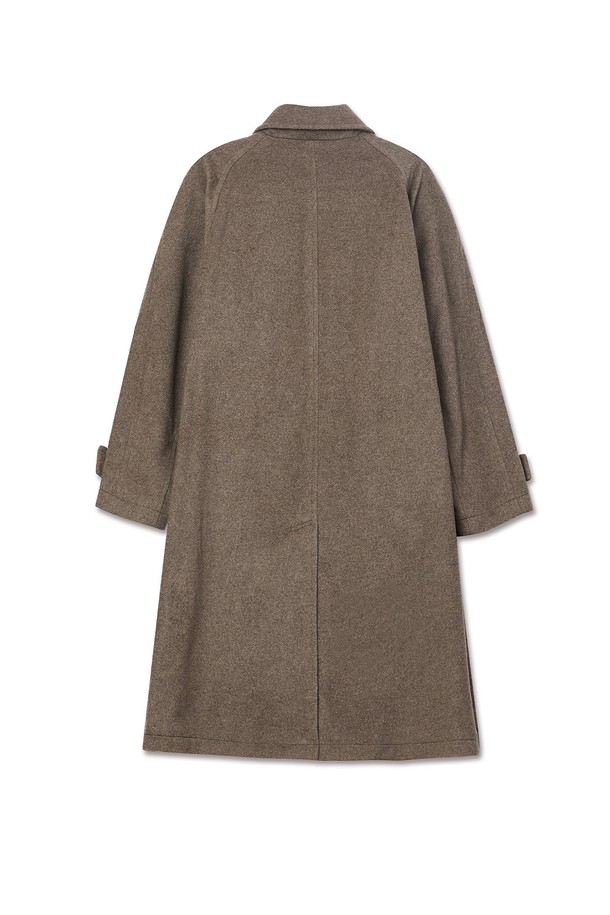 켄싱턴 솔리드 울 오버 발마칸 코트는 남성 고객을 위한 클래식하고 미니멀한 스타일의 발마칸 코트입니다. 베이지 및 브라운 컬러로 제공되며, 넉넉한 오버핏과 미디엄 기장으로 편안한 착용감을 선사합니다. 부드러운 울 소재와 두꺼운 두께감으로 가을, 겨울 시즌에 따뜻하게 착용할 수 있으며, 싱글 버튼 여밈과 칼라 디자인으로 세련된 분위기를 연출합니다. 출근룩, 비즈니스 캐주얼, 모임룩 등 다양한 TPO에 활용 가능하며, 시크한 스타일을 완성합니다.
