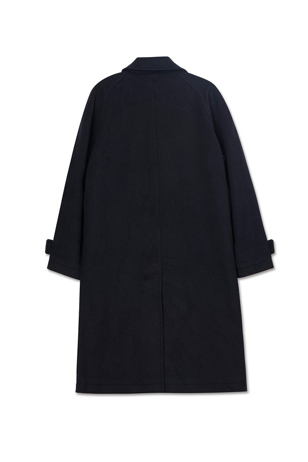 켄싱턴 솔리드 울 오버 발마칸 코트는 남성용 아우터로, 가을과 겨울에 착용하기 좋습니다. 블랙 컬러의 솔리드 디자인은 클래식하면서도 미니멀한 스타일을 연출하며, 출근룩, 비즈니스 캐주얼, 모임룩 등 다양한 TPO에 활용할 수 있습니다. 두꺼운 울 소재로 제작되어 보온성이 뛰어나며, 오버핏과 긴 소매 기장으로 편안한 착용감을 선사합니다. 싱글 버튼 여밈 방식의 발마칸 코트는 시크한 매력을 더합니다.
