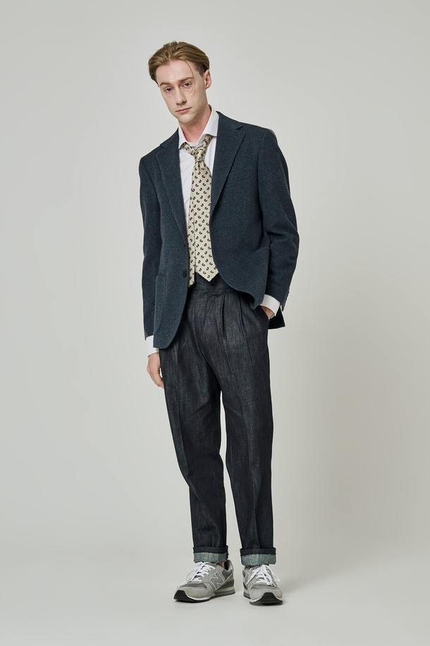 네이비 컬러의 피카딜리 헤링본 윈터 블레이저입니다. 클래식하고 미니멀한 스타일로, 오피스룩, 비즈니스 캐주얼, 출근룩에 적합합니다. 울 소재로 제작되어 두꺼운 두께감을 자랑하며, 겨울 시즌 따뜻하게 착용할 수 있습니다. 헤링본 패턴과 싱글 버튼 디자인이 특징이며, 레귤러 핏과 긴 소매 기장으로 제작되었습니다.
