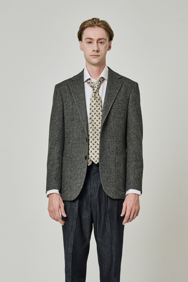 피카딜리 헤링본 윈터 블레이저는 남성용 아우터로, 겨울철 클래식한 스타일을 연출하기에 적합합니다. 두꺼운 울 소재에 헤링본 무늬가 돋보이며, 레귤러 핏과 싱글 버튼 디자인으로 제작되었습니다. 오피스룩, 비즈니스 캐주얼, 모임룩 등 다양한 TPO에 활용할 수 있으며, 미니멀한 스타일을 선호하는 분들께 추천합니다. 긴 소매 기장의 레귤러 기장 블레이저로, 겨울철 따뜻함과 스타일을 동시에 잡을 수 있습니다.
