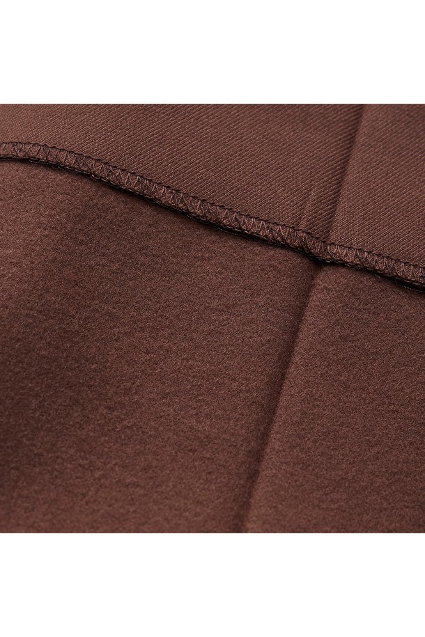 부드러운 기모 안감으로 포근함과 보온성을 갖춘 투턱 기모 와이드 슬랙스입니다. 브라운 컬러의 무지 디자인으로, 베이직하면서도 클래식한 분위기를 연출합니다. 가을, 겨울 시즌에 어울리는 두꺼운 두께감과 긴 기장으로, 루즈핏의 편안한 착용감을 선사합니다. 출근룩, 비즈니스 캐주얼, 모임룩 등 다양한 TPO에 활용 가능하며, 클래식, 미니멀 스타일을 즐기는 분들께 추천합니다. 투턱 디테일이 돋보이는 디자인으로, 스타일리시함을 더했습니다.
