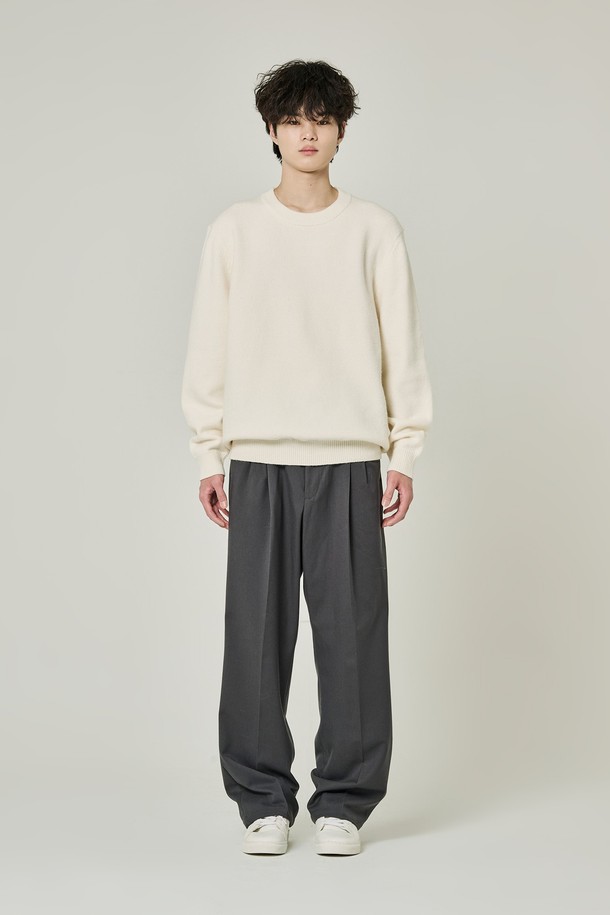 부드러운 촉감의 투턱 기모 와이드 슬랙스입니다. 가을, 겨울 시즌에 어울리는 두꺼운 두께감으로 따뜻하게 착용할 수 있습니다. 베이직하고 클래식한 스타일로, 출근룩이나 비즈니스 캐주얼에 활용하기 좋습니다. 루즈핏 와이드 디자인으로 편안하면서도 세련된 핏을 연출하며, 그레이 컬러의 무지 디자인으로 다양한 상의와 쉽게 매치할 수 있습니다. 
