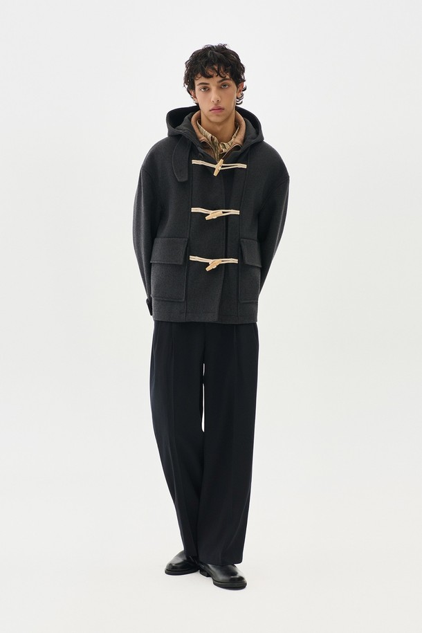 세련된 스타일을 연출하는 더플 후드 숏 코트입니다. 울 소재로 제작되어 부드러운 촉감과 뛰어난 보온성을 제공하며, 가을과 겨울에 따뜻하게 착용할 수 있습니다. 캐주얼, 베이직 스타일로 일상에서 편안하게 활용하기 좋으며, 블랙, 네이비 두 가지 색상으로 출시되었습니다. 숏 기장과 레귤러 핏으로 다리가 길어 보이는 효과를 줍니다. 토글 여밈 방식과 후드 디자인이 돋보이는 더플 코트로, 스타일리시한 겨울 룩을 완성해 보세요.
