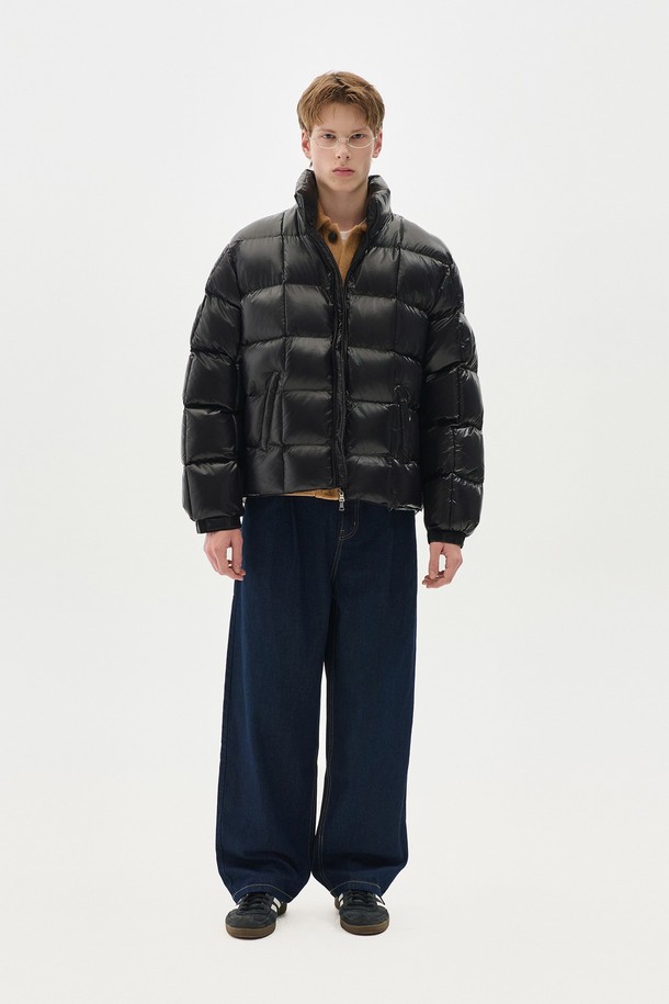 블랙 컬러의 글로시 웰론 패딩은 여성 고객을 위한 캐주얼 스타일의 아우터입니다. 겨울 시즌에 적합하며, 오버핏 크롭 기장으로 트렌디함을 더했습니다. 부드러운 촉감의 나일론 소재와 숏패딩 디자인, 퀄팅 디테일과 광택 마감으로 세련된 느낌을 줍니다. 집업 방식으로 간편하게 착용 가능하며, 집콕룩이나 미니멀한 스타일 연출에 좋습니다.
