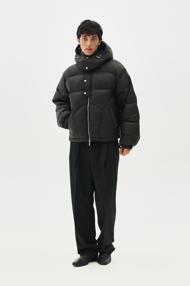 **크롭 후드 패딩**은 여성스러움을 강조하는 **블랙** 컬러의 겨울용 아우터입니다. **오버핏**으로 제작되어 편안한 착용감을 선사하며, **후드** 디자인과 **퀼팅** 디테일이 특징입니다. **나일론**과 **폴리에스테르** 혼방 소재로 제작되어 가볍고 **부드러운** **촉감**을 자랑합니다. **긴소매**와 **집업** 여밈 방식의 **크롭** 기장으로, **캐주얼** 및 **스포티** 스타일을 연출하기에 좋은 아이템입니다.
