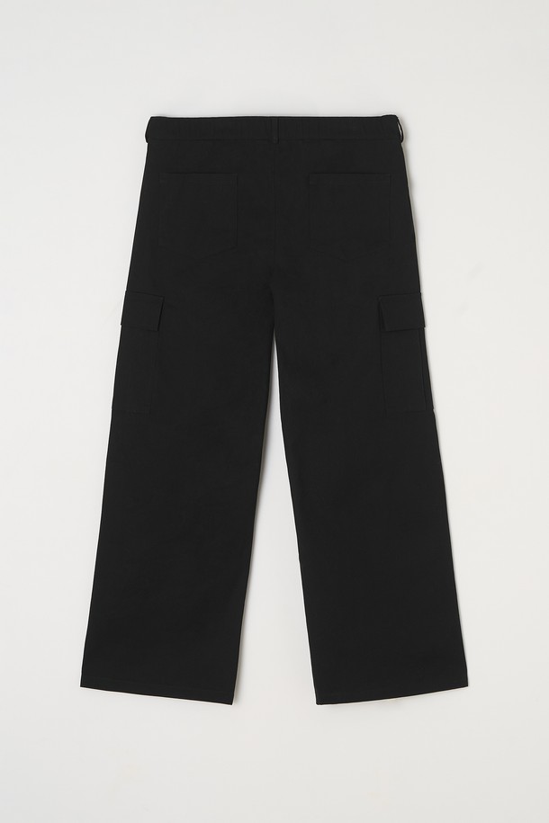 5가지 톤의 컬러로 출시된 투턱 와이드 카고 팬츠입니다. 넉넉한 루즈핏으로 편안한 착용감을 선사하며, 봄, 가을 시즌에 적합합니다. 면 소재로 제작되어 부드러운 촉감을 느낄 수 있으며, 무지 패턴에 투턱 디테일과 카고 포켓으로 디자인 포인트를 더했습니다. 출근룩부터 캠핑룩까지, 캐주얼, 스트릿, 미니멀 스타일 모두 소화 가능한 활용도 높은 아이템입니다. 와이드 핏과 긴 기장으로 트렌디한 스타일을 연출해보세요.
