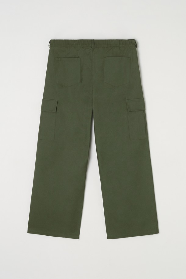 다섯 가지 다채로운 컬러 (카키, 블랙, 베이지, 네이비, 브라운)로 출시된 투턱 와이드 카고 팬츠입니다. 넉넉한 루즈핏과 와이드한 실루엣으로 편안하면서도 트렌디한 스타일을 연출합니다. 면 소재로 제작되어 봄, 가을 간절기에 적합하며, 무지 디자인에 카고 포켓 디테일로 실용성을 더했습니다. 캐주얼, 스트릿, 미니멀 등 다양한 스타일을 소화하며 일상에서 폭넓게 활용할 수 있습니다. 밴딩 없이 투턱 디테일로 포인트를 살려 더욱 세련된 핏을 선사합니다.
