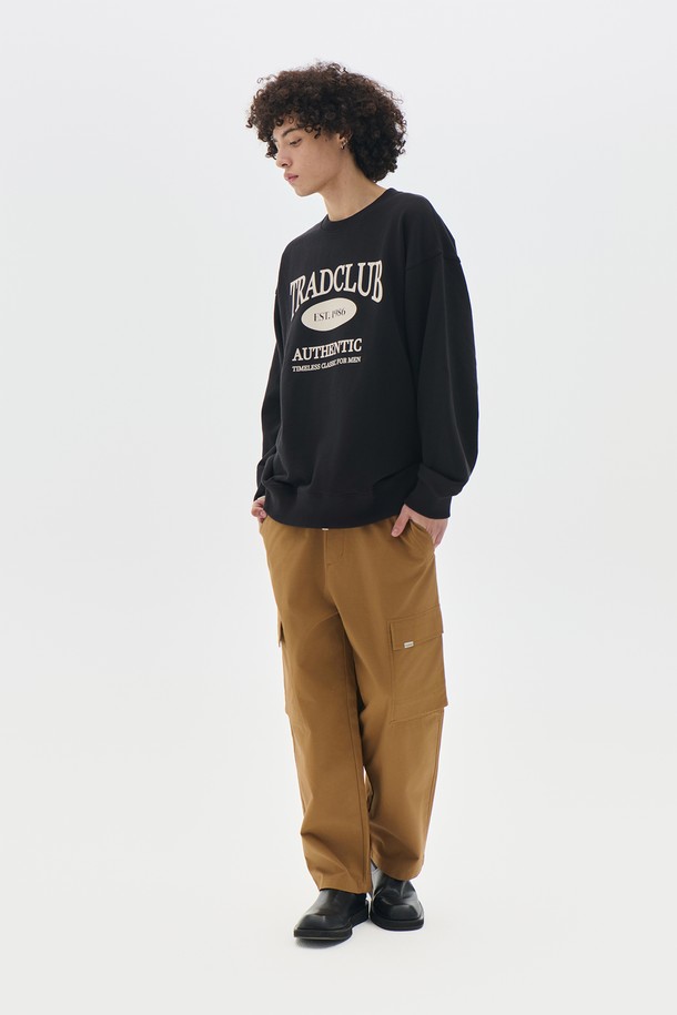 베이직한 디자인에 실용성을 더한 남성용 스트링 조거 카고 팬츠입니다. 부드러운 면 소재로 제작되어 편안한 착용감을 선사하며, 봄, 여름, 가을 시즌에 활용하기 좋습니다. 얇은 두께감과 루즈핏으로 활동성을 높였으며, 밴딩 허리 디자인으로 편안함을 더했습니다. 카고 포켓과 스트링 디테일로 캐주얼, 스트릿, 시티보이 스타일을 모두 소화할 수 있습니다. 베이지, 카키 2가지 컬러로 출시되어 다양한 상의와 매치하여 개성 있는 스타일을 연출해보세요.
