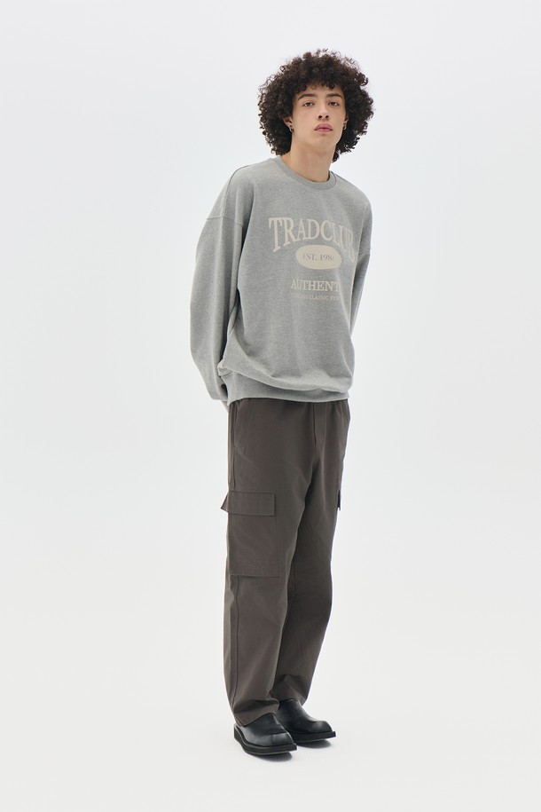 스트링 조거 카고 팬츠 5컬러는 캐주얼, 스트릿, 미니멀 스타일을 모두 아우르는 남성용 반바지입니다. 봄, 여름에 얇게 착용하기 좋으며, 여행룩과 캠핑룩에 활용하기 좋습니다. 면 소재로 제작되어 부드러운 촉감을 선사하며, 릴랙스 핏으로 편안한 착용감을 제공합니다. 허리 밴딩과 스트링, 카고 포켓 디테일이 돋보이는 조거핏 디자인으로, 카키, 올리브 등 5가지 다채로운 컬러로 만나볼 수 있습니다.
