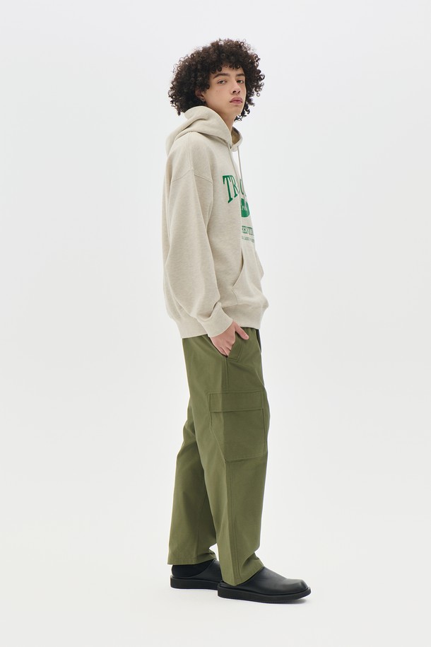 캐주얼과 스트릿 스타일을 넘나드는 스트링 조거 카고 팬츠입니다. 부드러운 면 소재로 제작되어 편안한 착용감을 선사하며, 봄, 여름 시즌에 적합한 얇은 두께감으로 활동성을 높였습니다. 넉넉한 릴랙스핏 조거 디자인에 밴딩 허리와 스트링, 카고 포켓 디테일을 더해 실용성을 더했습니다. 카키, 올리브 등 5가지 다채로운 컬러로 출시되어, 취향에 맞는 스타일을 연출할 수 있습니다. 미니멀한 상의와 매치하여 깔끔하면서도 개성 있는 룩을 완성해보세요.
